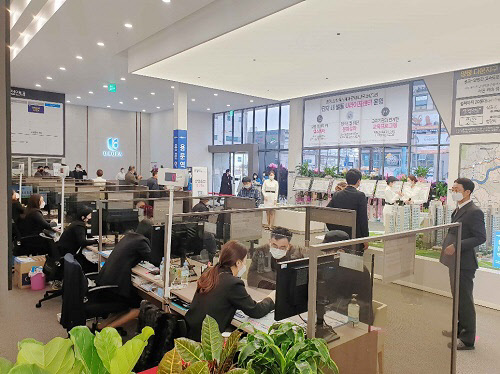 '양평 다문지구 반도유보라 아이비파크' 견본주택을 찾은 방문객들이 상담을 받고 있다.(사진=반도건설)